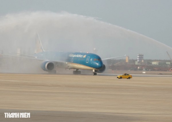 Cận cảnh máy bay lớn nhất Việt Nam Boeing 787 Dreamliner đáp sân bay Long Thành