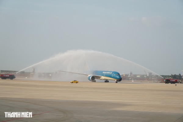 Cận cảnh máy bay lớn nhất Việt Nam Boeing 787 Dreamliner đáp sân bay Long Thành