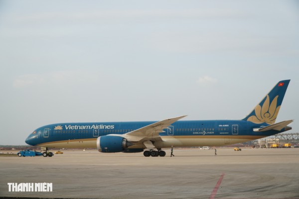 Cận cảnh máy bay lớn nhất Việt Nam Boeing 787 Dreamliner đáp sân bay Long Thành