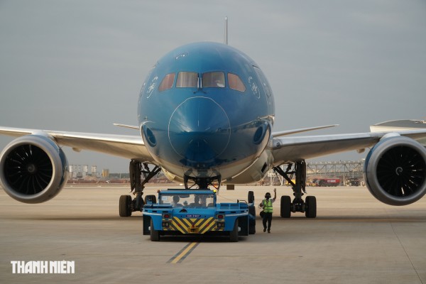 Cận cảnh máy bay lớn nhất Việt Nam Boeing 787 Dreamliner đáp sân bay Long Thành