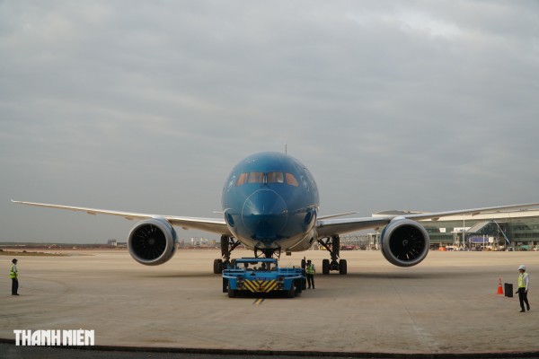 Cận cảnh máy bay lớn nhất Việt Nam Boeing 787 Dreamliner đáp sân bay Long Thành