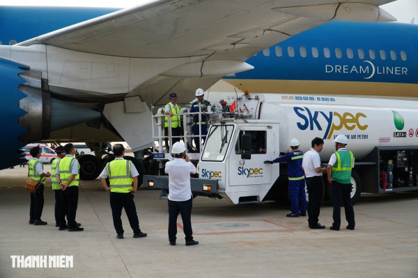 Cận cảnh máy bay lớn nhất Việt Nam Boeing 787 Dreamliner đáp sân bay Long Thành