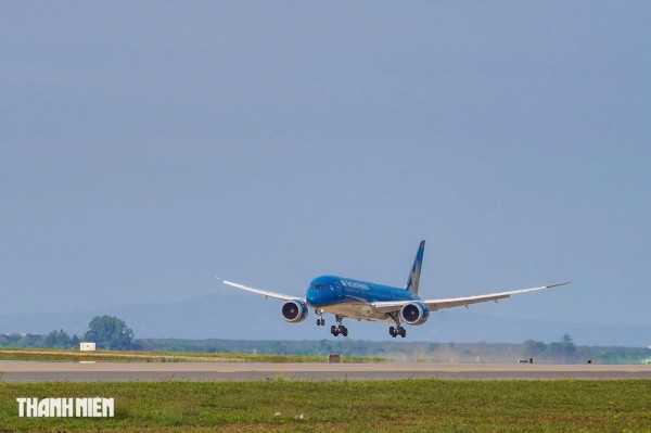 Cận cảnh máy bay lớn nhất Việt Nam Boeing 787 Dreamliner đáp sân bay Long Thành