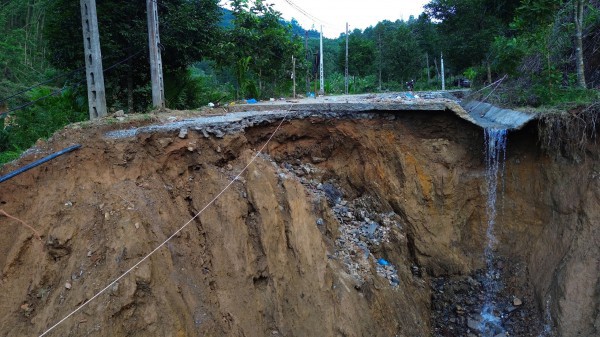 Cận cảnh sạt lở 