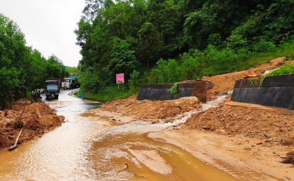 Cận cảnh sạt lở nghiêm trọng trên tuyến QL49 nối trung tâm TP.Huế - A Lưới Cận cảnh sạt lở nghiêm trọng trên tuyến QL49 nối trung tâm TP.Huế - A Lưới