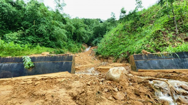 Cận cảnh sạt lở nghiêm trọng trên tuyến QL49 nối trung tâm TP.Huế - A Lưới Cận cảnh sạt lở nghiêm trọng trên tuyến QL49 nối trung tâm TP.Huế - A Lưới