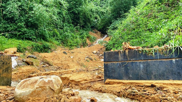 Cận cảnh sạt lở nghiêm trọng trên tuyến QL49 nối trung tâm TP.Huế - A Lưới Cận cảnh sạt lở nghiêm trọng trên tuyến QL49 nối trung tâm TP.Huế - A Lưới