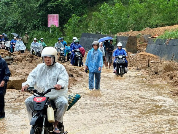 Cận cảnh sạt lở nghiêm trọng trên tuyến QL49 nối trung tâm TP.Huế - A Lưới Cận cảnh sạt lở nghiêm trọng trên tuyến QL49 nối trung tâm TP.Huế - A Lưới