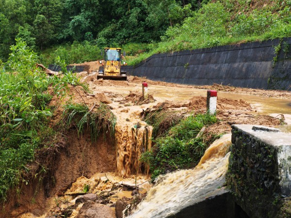 Cận cảnh sạt lở nghiêm trọng trên tuyến QL49 nối trung tâm TP.Huế - A Lưới Cận cảnh sạt lở nghiêm trọng trên tuyến QL49 nối trung tâm TP.Huế - A Lưới
