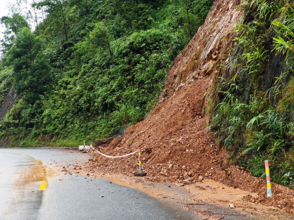 Cận cảnh sạt lở nghiêm trọng trên tuyến QL49 nối trung tâm TP.Huế - A Lưới Cận cảnh sạt lở nghiêm trọng trên tuyến QL49 nối trung tâm TP.Huế - A Lưới
