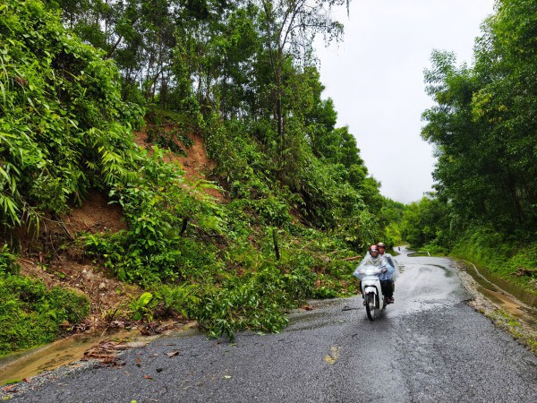 Cận cảnh sạt lở nghiêm trọng trên tuyến QL49 nối trung tâm TP.Huế - A Lưới Cận cảnh sạt lở nghiêm trọng trên tuyến QL49 nối trung tâm TP.Huế - A Lưới