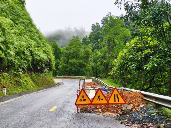 Cận cảnh sạt lở nghiêm trọng trên tuyến QL49 nối trung tâm TP.Huế - A Lưới Cận cảnh sạt lở nghiêm trọng trên tuyến QL49 nối trung tâm TP.Huế - A Lưới