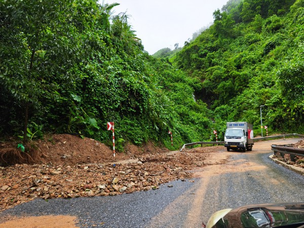 Cận cảnh sạt lở nghiêm trọng trên tuyến QL49 nối trung tâm TP.Huế - A Lưới Cận cảnh sạt lở nghiêm trọng trên tuyến QL49 nối trung tâm TP.Huế - A Lưới