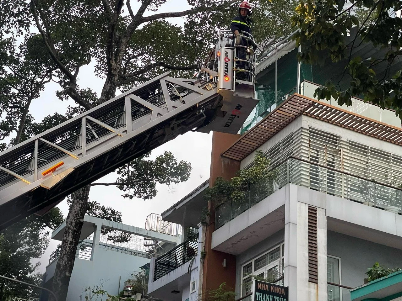 Cảnh sát PCCC TP.HCM cứu 6 người trong đám cháy nhà 4 tầng ở Q.10 Cảnh sát PCCC TP.HCM cứu 6 người trong đám cháy nhà 4 tầng ở Q.10