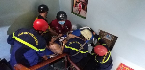 Cảnh sát PCCC TP.HCM cứu thành công người đàn ông bị điện giật ngưng tim Cảnh sát PCCC TP.HCM cứu thành công người đàn ông bị điện giật ngưng tim