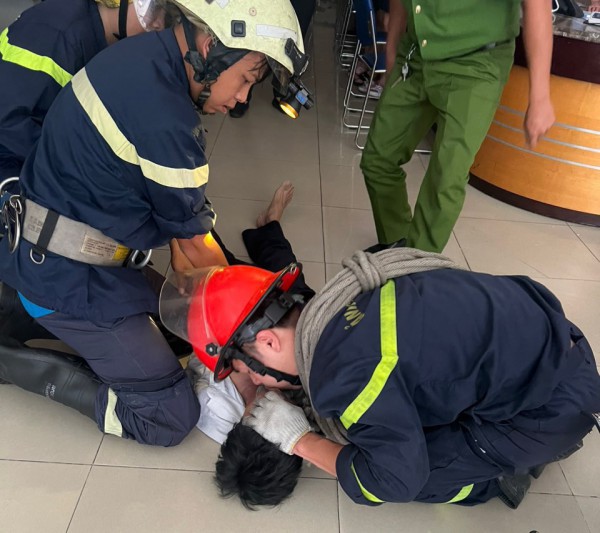 Cảnh sát PCCC TP.HCM cứu thành công người đàn ông bị điện giật ngưng tim Cảnh sát PCCC TP.HCM cứu thành công người đàn ông bị điện giật ngưng tim