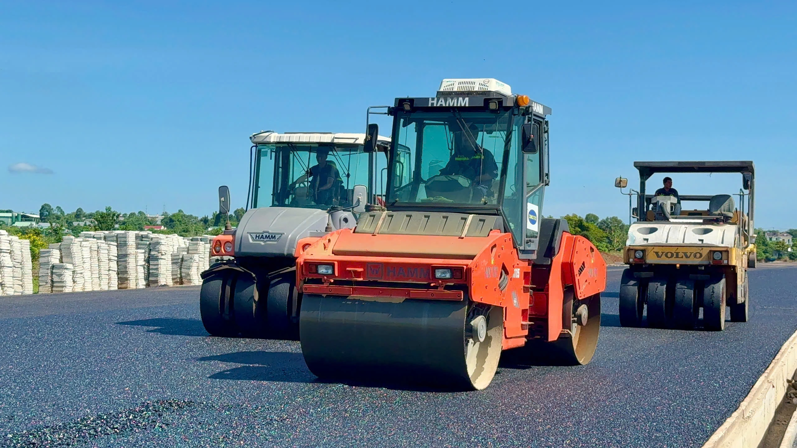 Cao tốc Biên Hòa - Vũng Tàu: Bên bắt đầu thảm nhựa, bên ngổn ngang mặt bằng