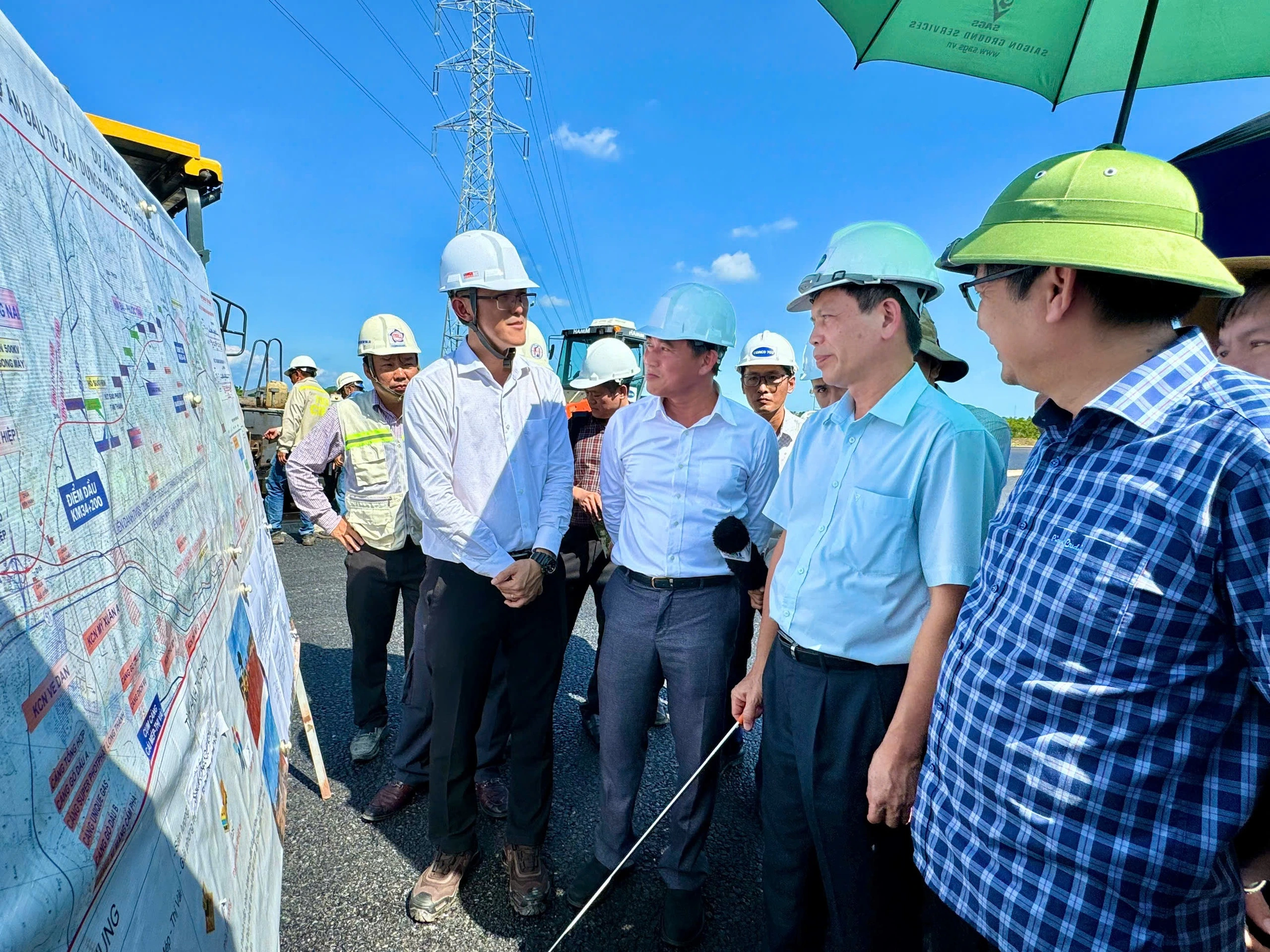 Cao tốc Biên Hòa - Vũng Tàu: Bên bắt đầu thảm nhựa, bên ngổn ngang mặt bằng