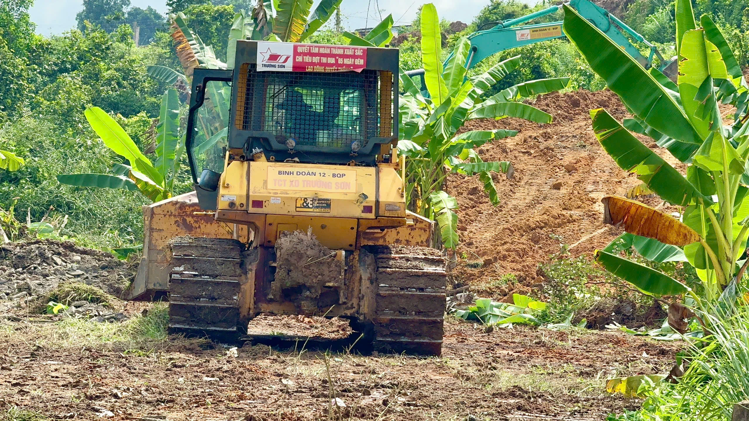 Cao tốc Biên Hòa - Vũng Tàu: Bên bắt đầu thảm nhựa, bên ngổn ngang mặt bằng