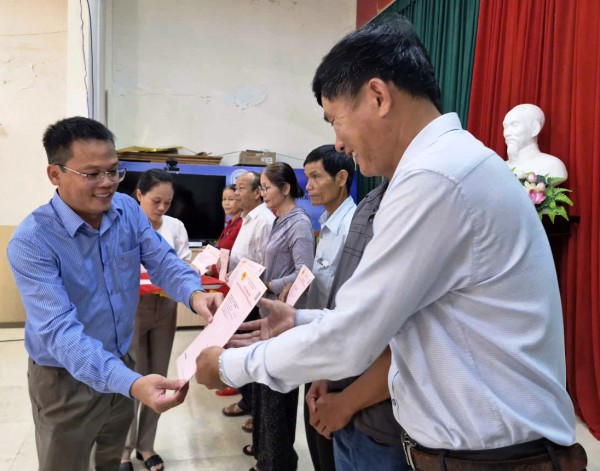 Cấp sổ hồng cho người dân: 