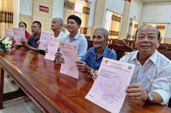 Cấp sổ hồng cho người dân: 