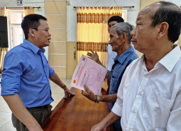 Cấp sổ hồng cho người dân: 
