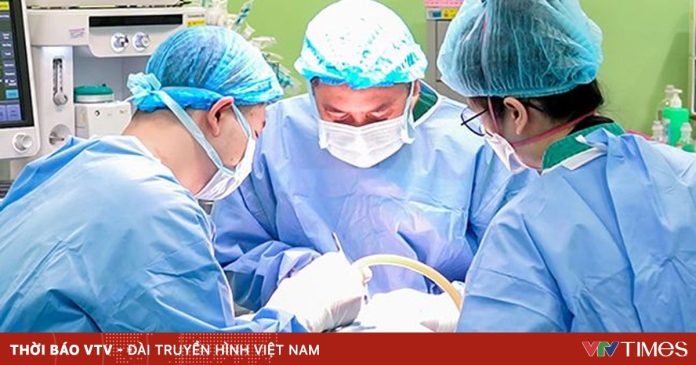 Cắt bỏ khối u nang bạch huyết khổng lồ cứu bé gái 2 tuổi