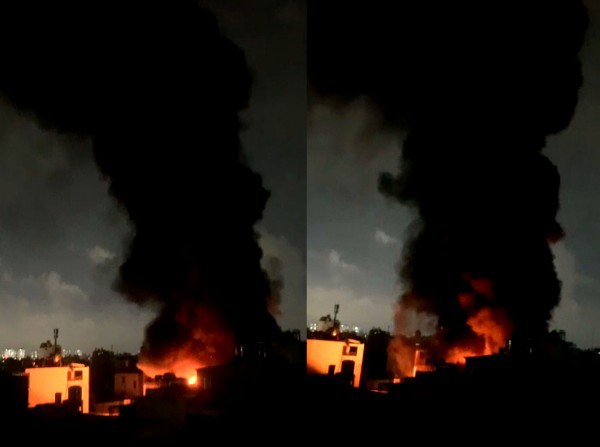 Cháy kho bao bì nhựa, khói đen bao trùm khu dân cư ở TP.HCM