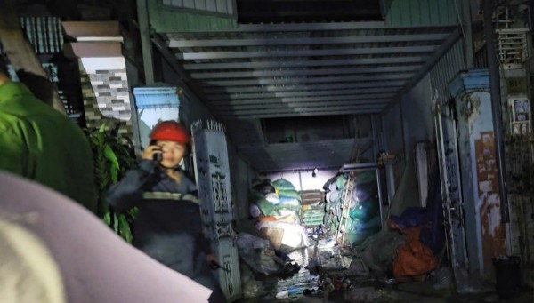 Cháy kho bao bì nhựa, khói đen bao trùm khu dân cư ở TP.HCM