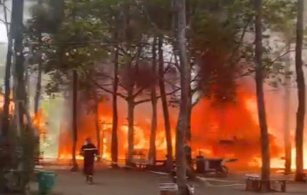 Cháy khu kinh tế đêm Măng Đen giữa rừng thông, thiêu rụi 4 ki ốt