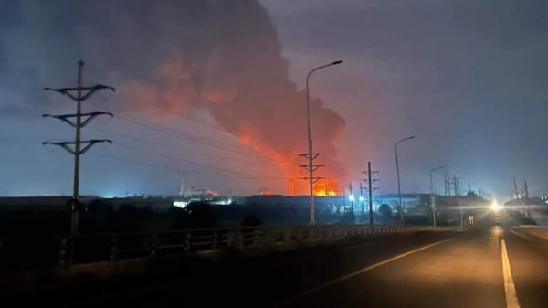 Cháy nhà máy trong KCN, 100 cảnh sát 