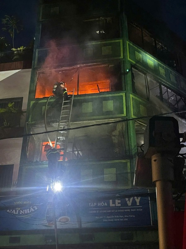 Cháy nhà trọ 4 tầng gần chợ Đầm ở trung tâm Nha Trang