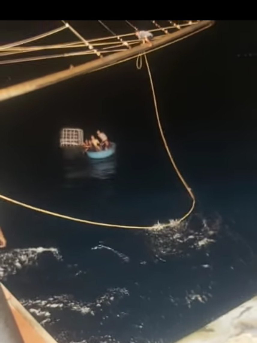 Cháy tàu cá trên biển, 8 ngư dân được cứu kịp thời