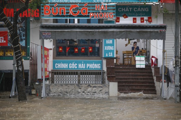 Chèo thuyền giữa 