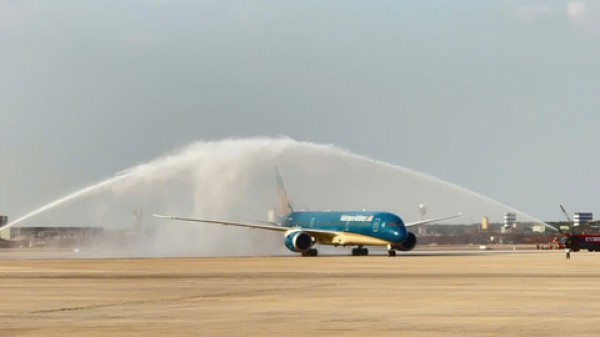 Chiếc máy bay Boeing 787 Dreamliner hạ cánh thành công xuống sân bay Long Thành