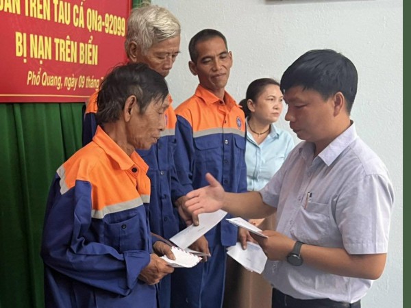 Chìm tàu cá gần đảo Cù Lao Chàm, 9 ngư dân được cứu