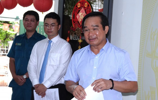 Chủ tịch Nguyễn Văn Được trao Huy hiệu Đảng cho Phu quân nguyên Phó chủ tịch nước