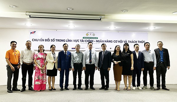 Chuyển đổi số trong lĩnh vực Tài chính Ngân hàng: Cơ hội và thách thức