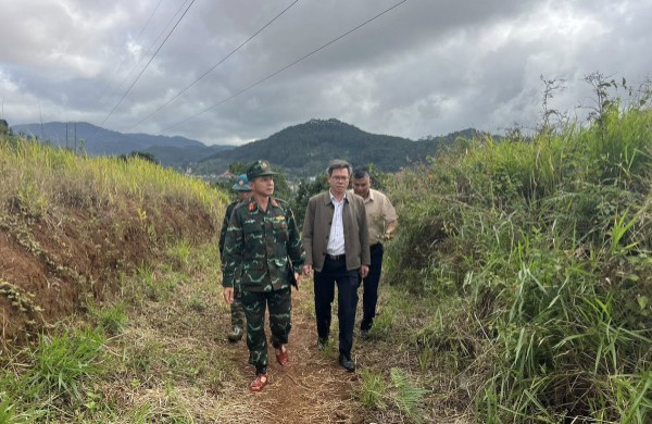 Chuyên gia Hà Nội khảo sát vết nứt dài trên đồi Ba Lá Xanh