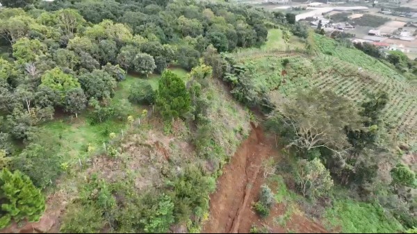 Chuyên gia Hà Nội khảo sát vết nứt dài trên đồi Ba Lá Xanh