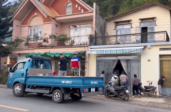 Chuyên gia Hà Nội khảo sát vết nứt dài trên đồi Ba Lá Xanh