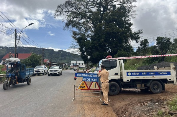 Chuyên gia Hà Nội khảo sát vết nứt dài trên đồi Ba Lá Xanh