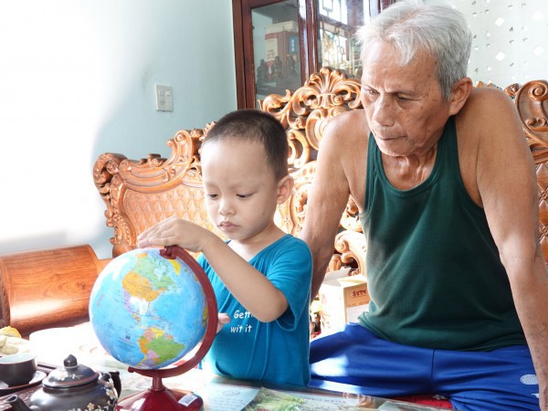 Chuyện lạ ở Bình Định: Cháu bé 4 tuổi tự biết đọc tiếng Việt và tiếng Anh