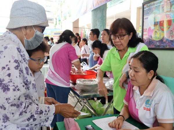 Chuyện tử tế ở TP.HCM: Cán bộ, công chức phường được khen có tâm