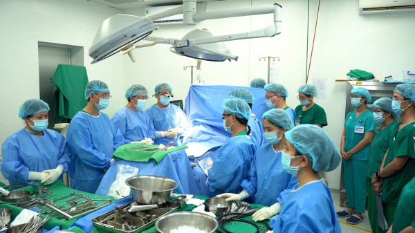 Cô gái trẻ với quyết định cao cả 