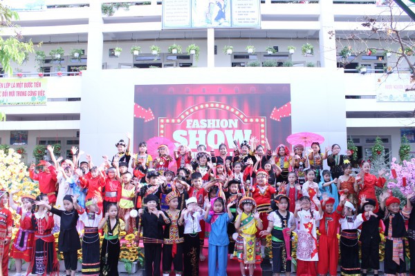 Cô hiệu trưởng ở TP.HCM mặc trang phục Mông, vui tết cùng học trò