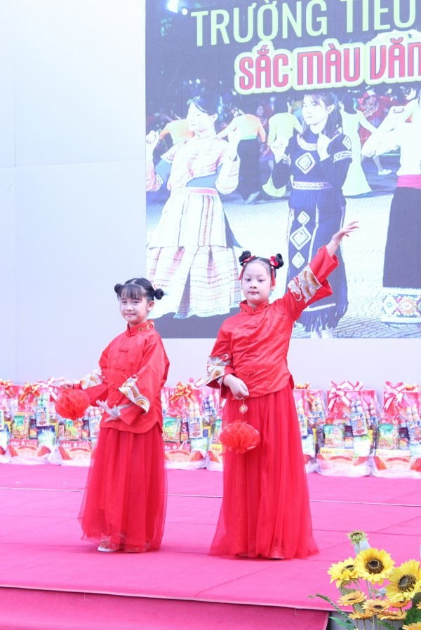 Cô hiệu trưởng ở TP.HCM mặc trang phục Mông, vui tết cùng học trò