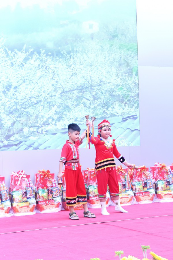 Cô hiệu trưởng ở TP.HCM mặc trang phục Mông, vui tết cùng học trò