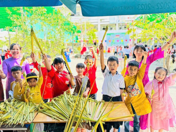 Cô hiệu trưởng ở TP.HCM mặc trang phục Mông, vui tết cùng học trò