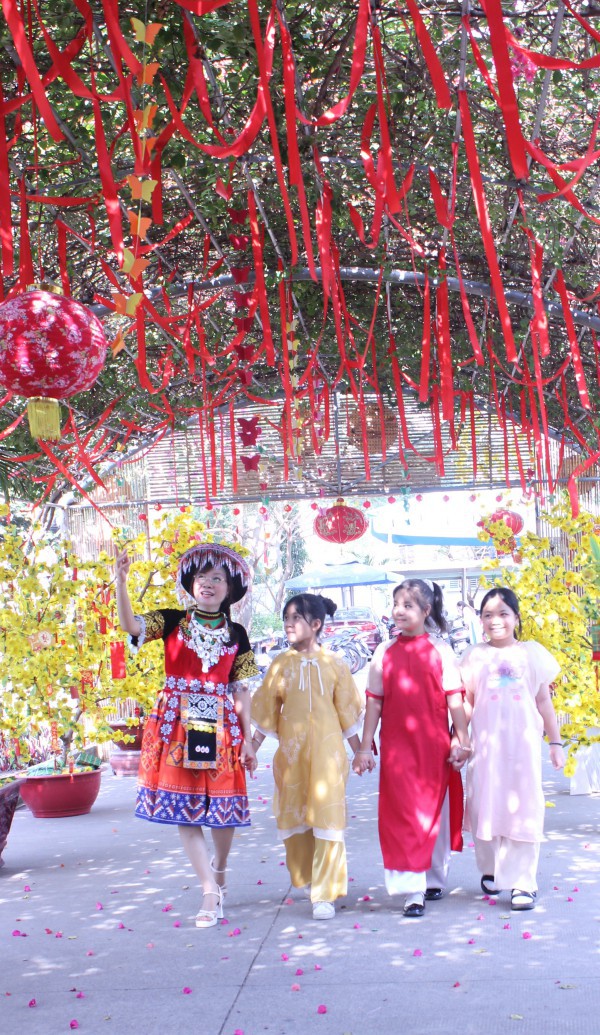 Cô hiệu trưởng ở TP.HCM mặc trang phục Mông, vui tết cùng học trò